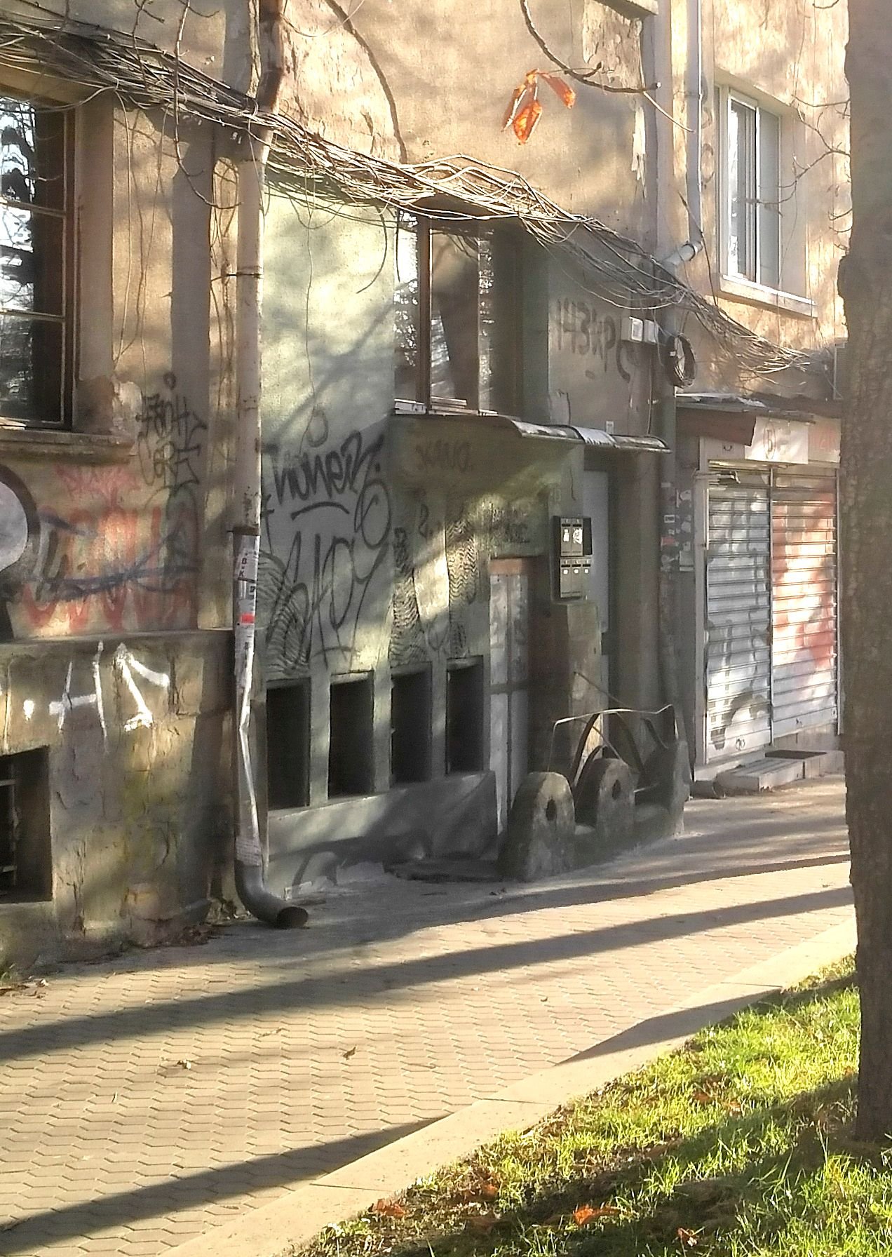 Сградата от 1927 г. днес, с бившия склад в основата